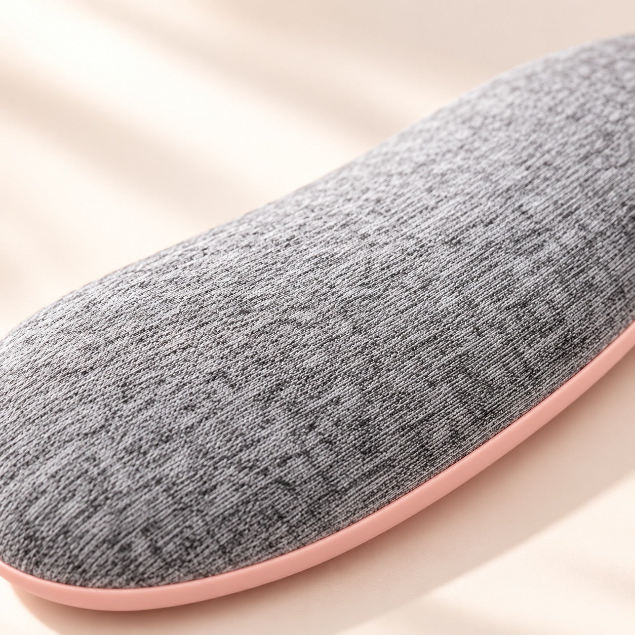 Close-up of the grey textile surface on the inside of the Mooni front heating pad